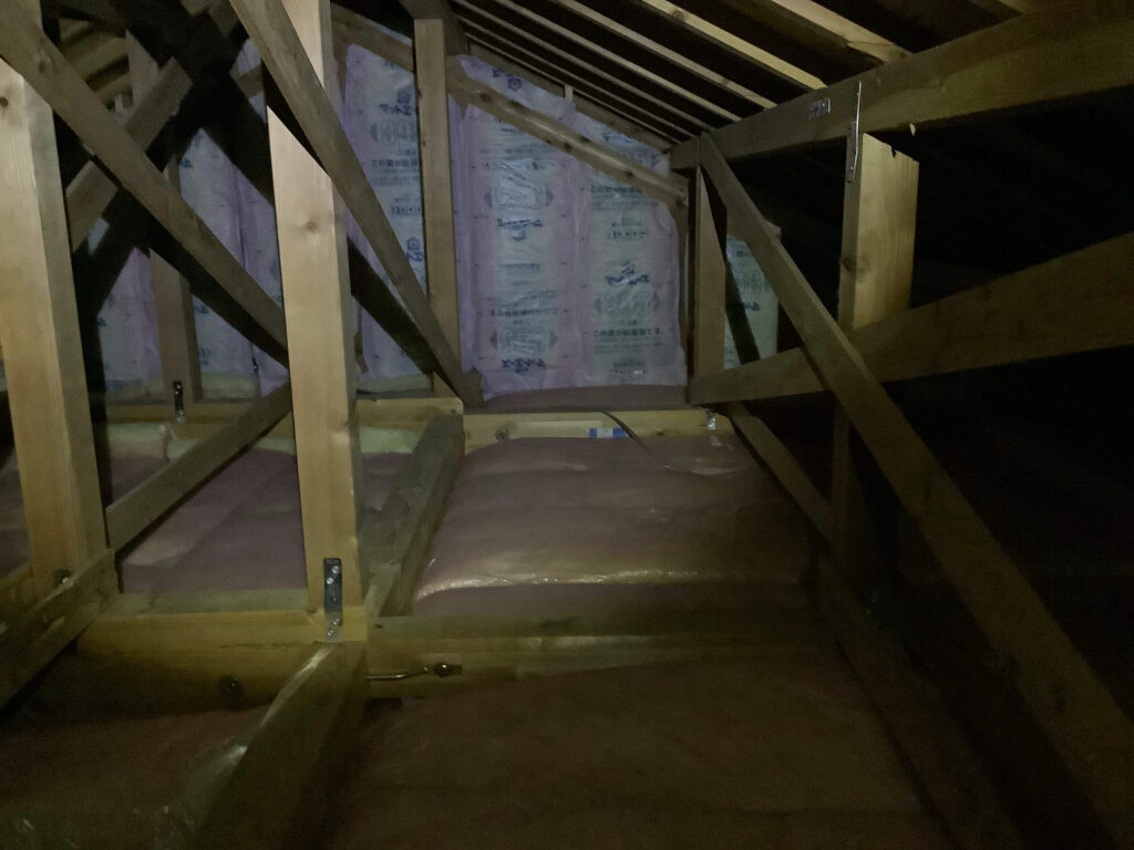 DIY作業前の小屋裏の状態（雲筋交いが斜めに配置されている）