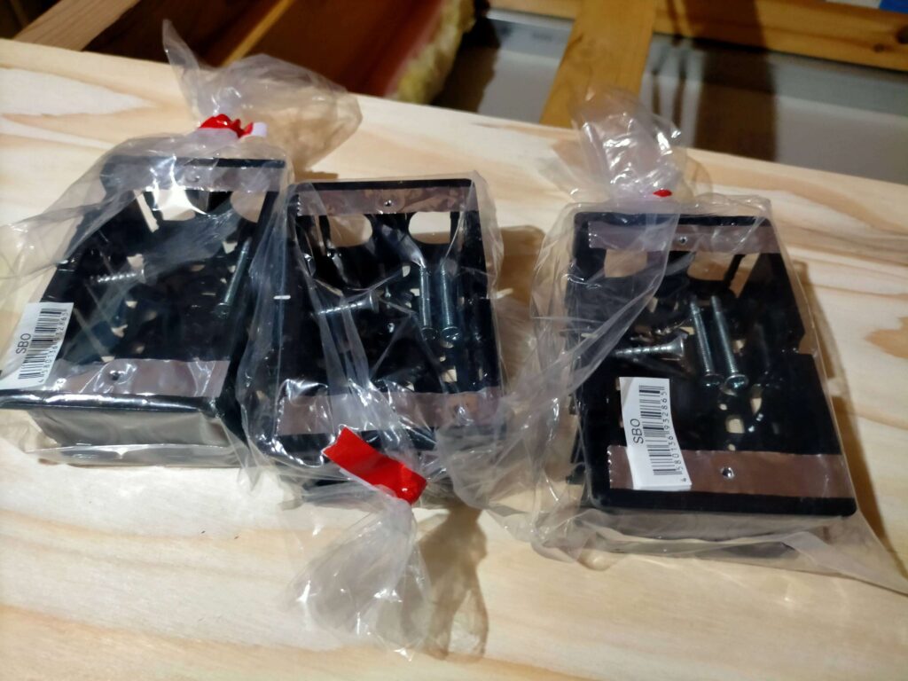 小屋裏収納DIY用のコンセントボックス設置（第二種電気工事士による配線工事）