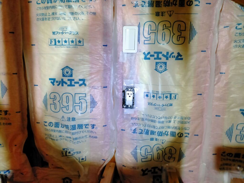 小屋裏収納入口に新設した照明スイッチとコンセント