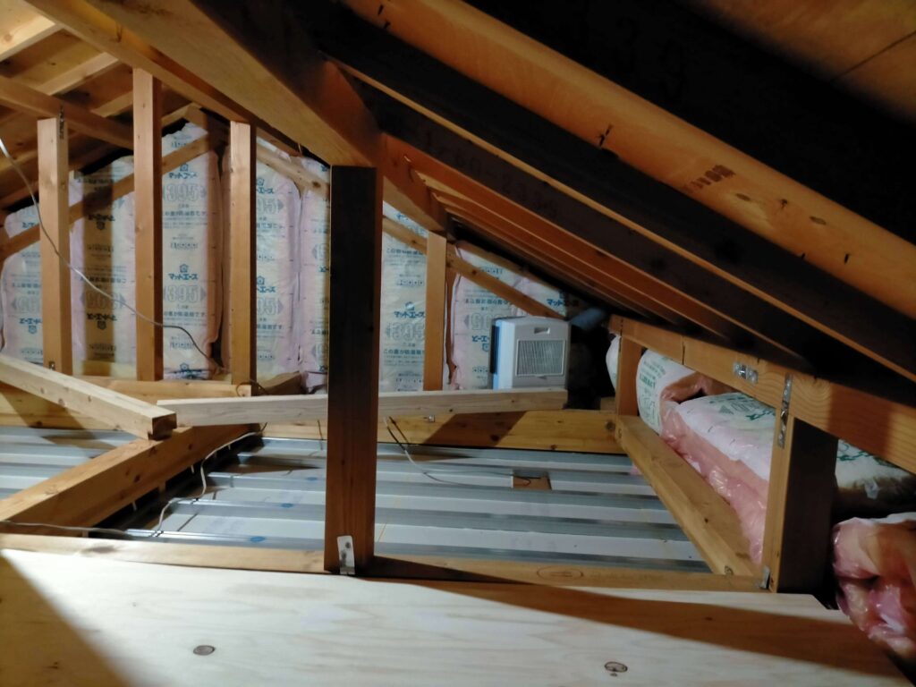 小屋裏収納用に切り出した杉大引き90×90×1820mm 2本