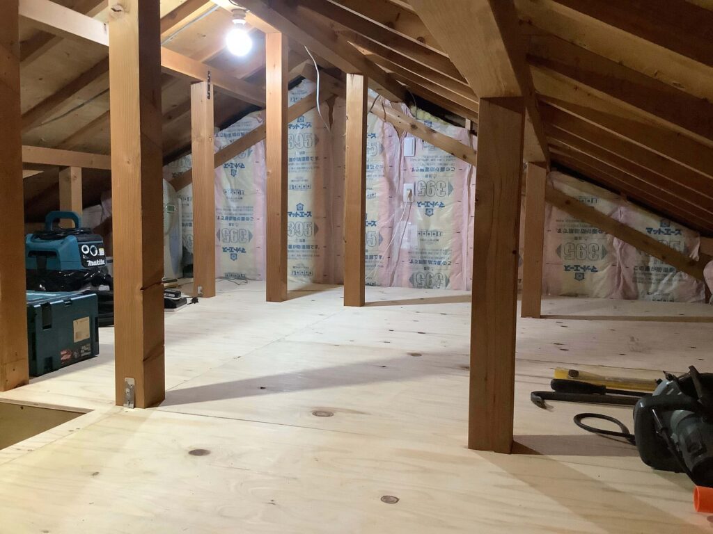 小屋裏収納DIY完成後の床張り全体（大引き・根太・構造用合板12mm施工完了）