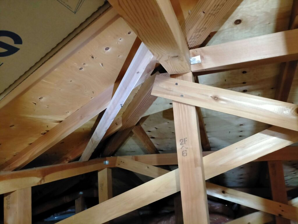 通気くん固定用下地1本を垂木にビス留めする作業