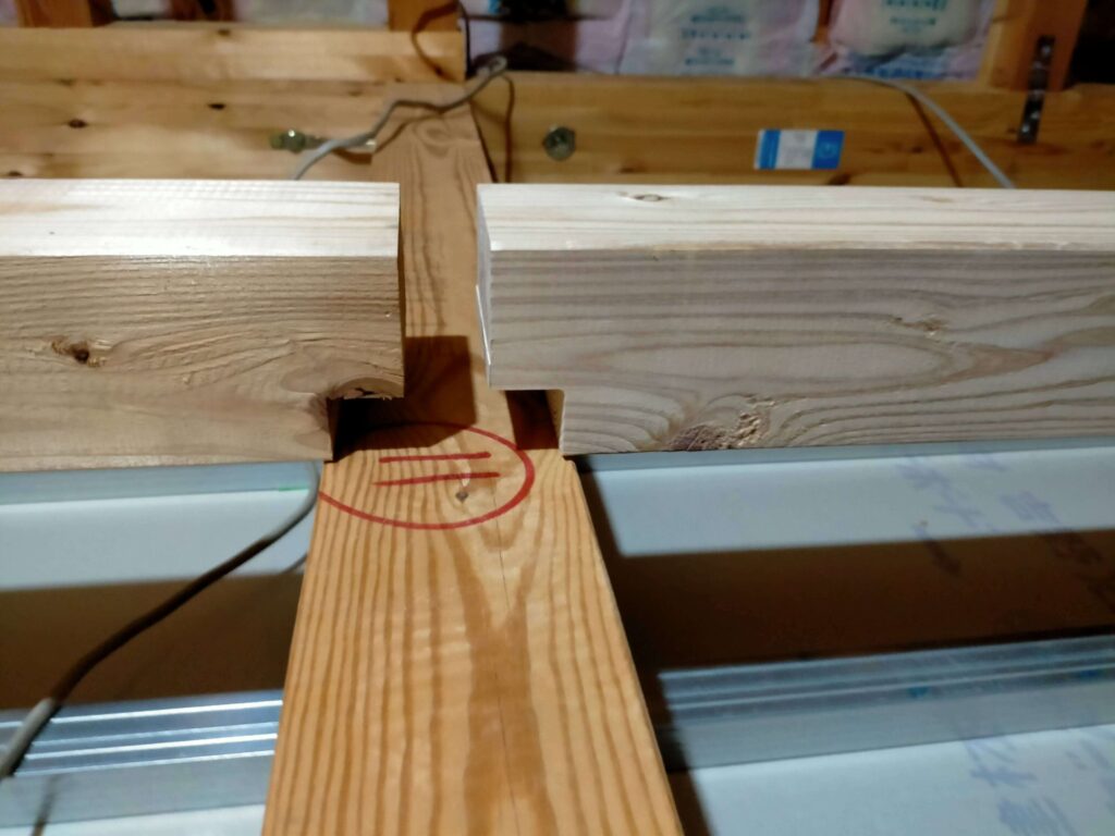 梁がらみへ大引きを仮置きした部分のアップ