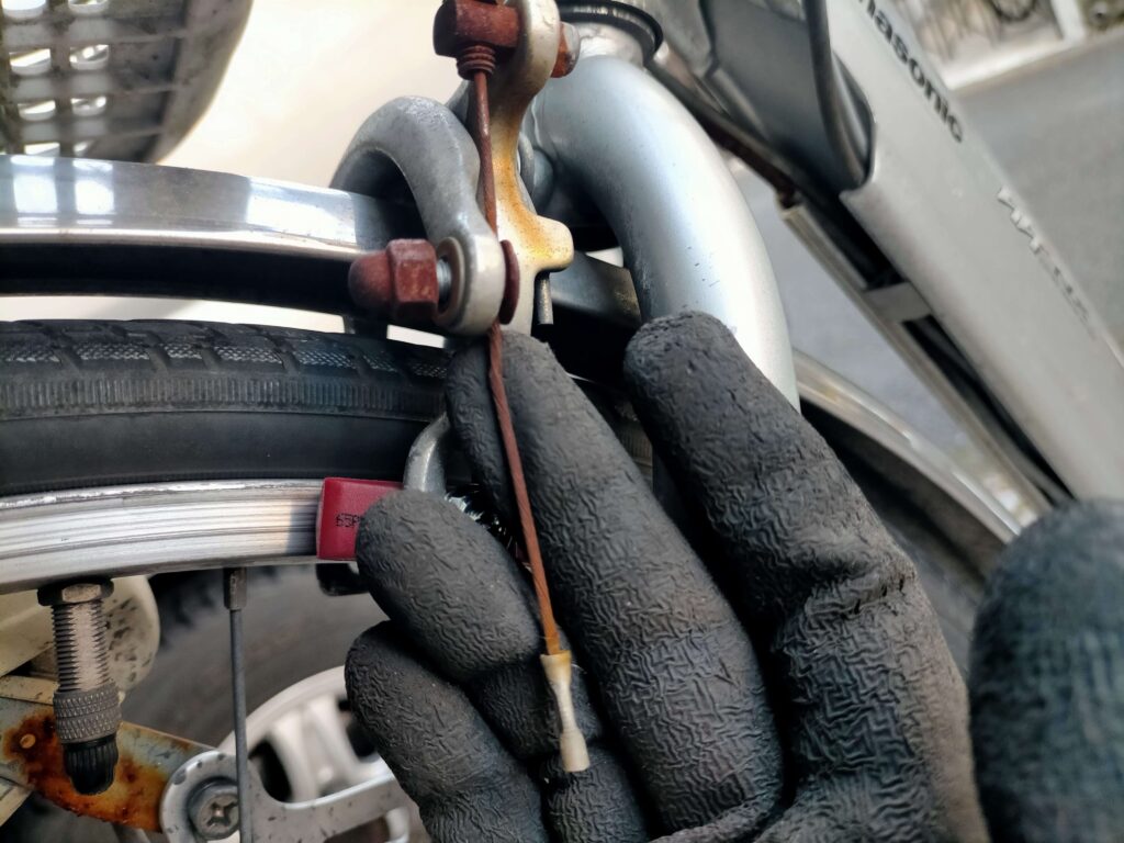 自転車ブレーキシュー交換のためブレーキワイヤー固定ナットを緩めた状態