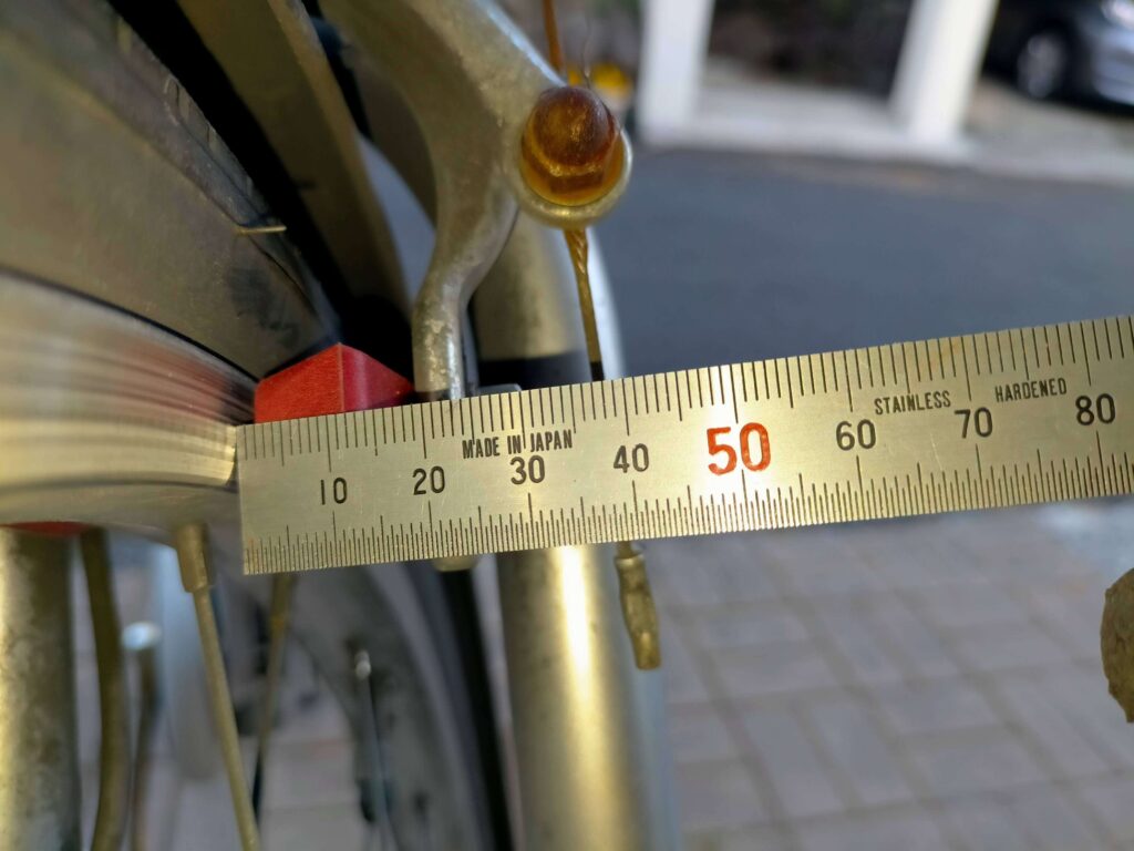 自転車ブレーキシュー交換後にリムとの隙間を調整している状態