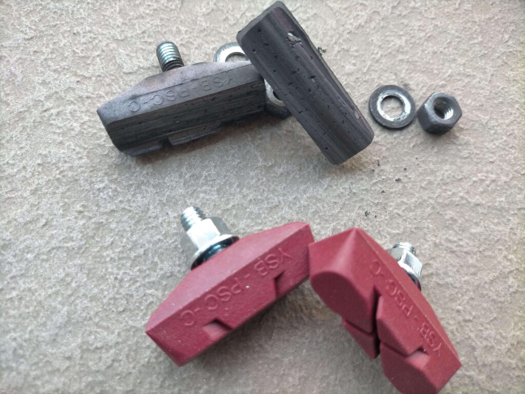 新品と摩耗した自転車ブレーキシューの違いを比較