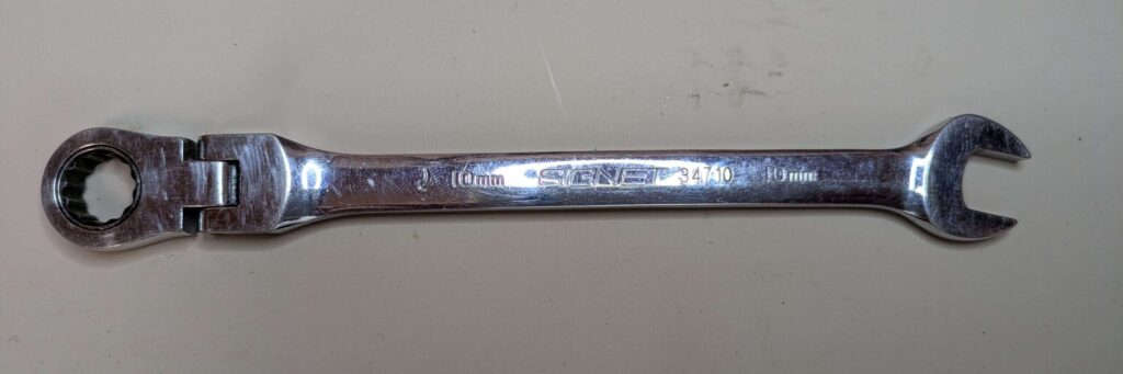 自転車のブレーキシュー交換に使用する10mmラチェットコンビネーションレンチ工具