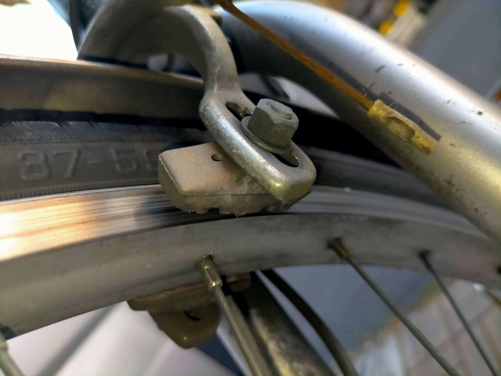 摩耗した自転車のブレーキシューを交換前に確認している状態
