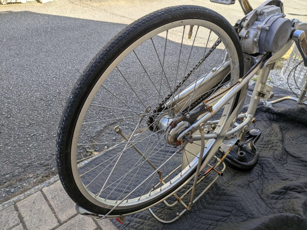 自転車を逆さまにして左右ハブナット・スタンドを外した状態
