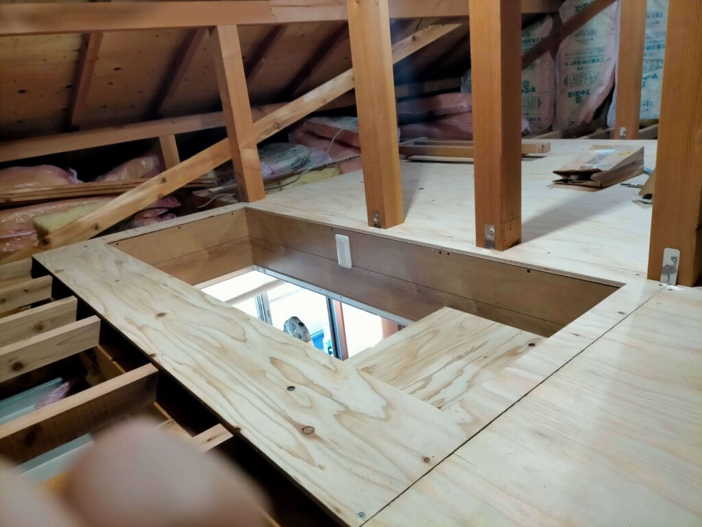 天井収納はしご部分の床張り完了