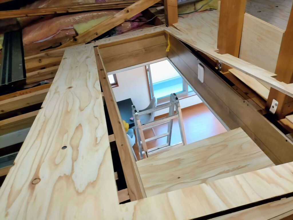 予め加工した床合板を貼る作業