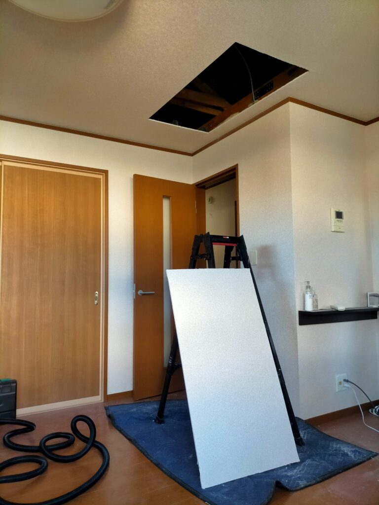 天井収納はしご用に天井に穴を開ける作業（マルチツール使用）