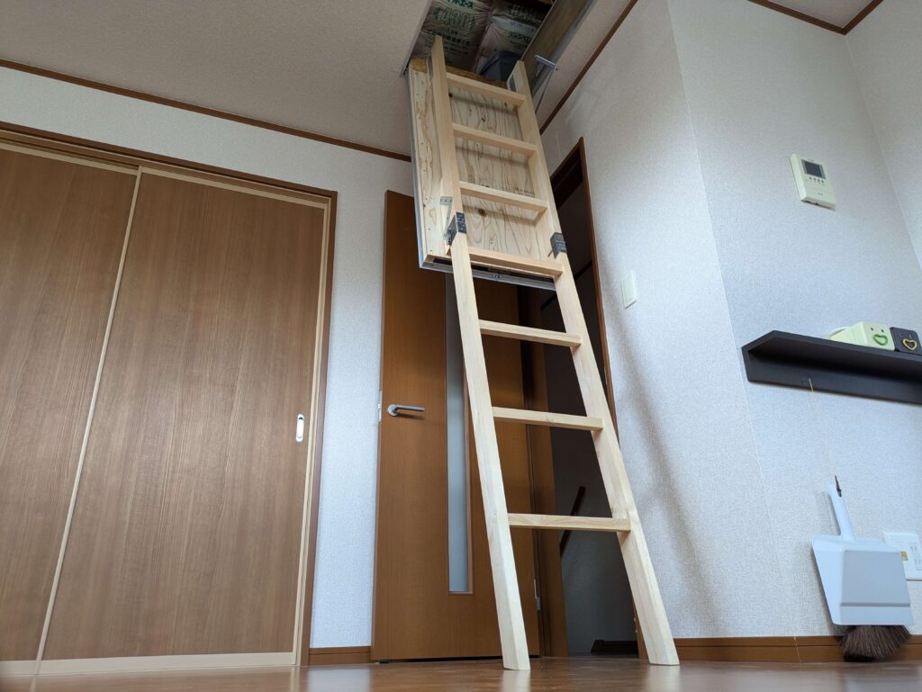 天井収納はしご完成写真（折りたたみ式・自作DIY）