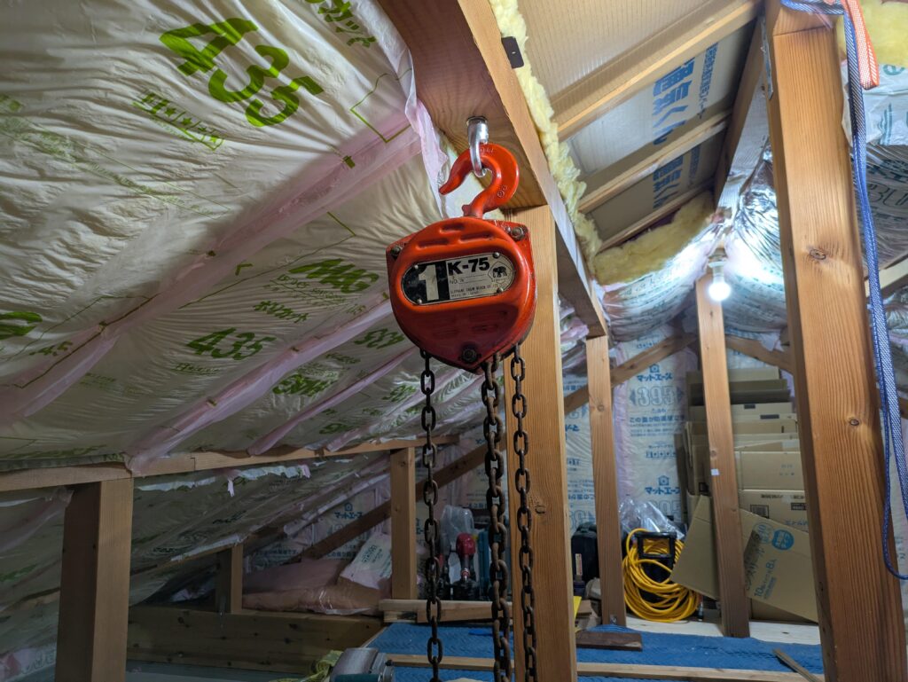 母屋のアイナットにチェーンブロックをかけた状態（荷物の上げ下ろし用）