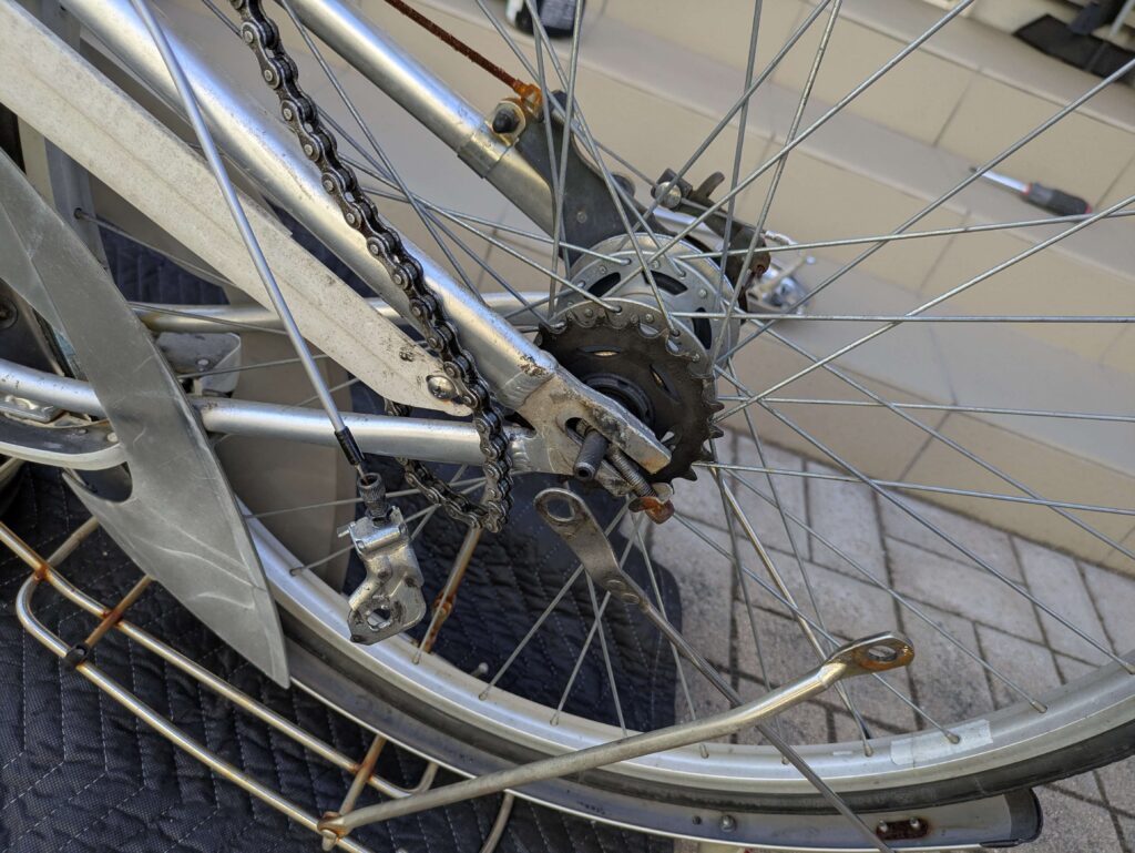 電動自転車後輪の小さいギアからチェーンを外した様子