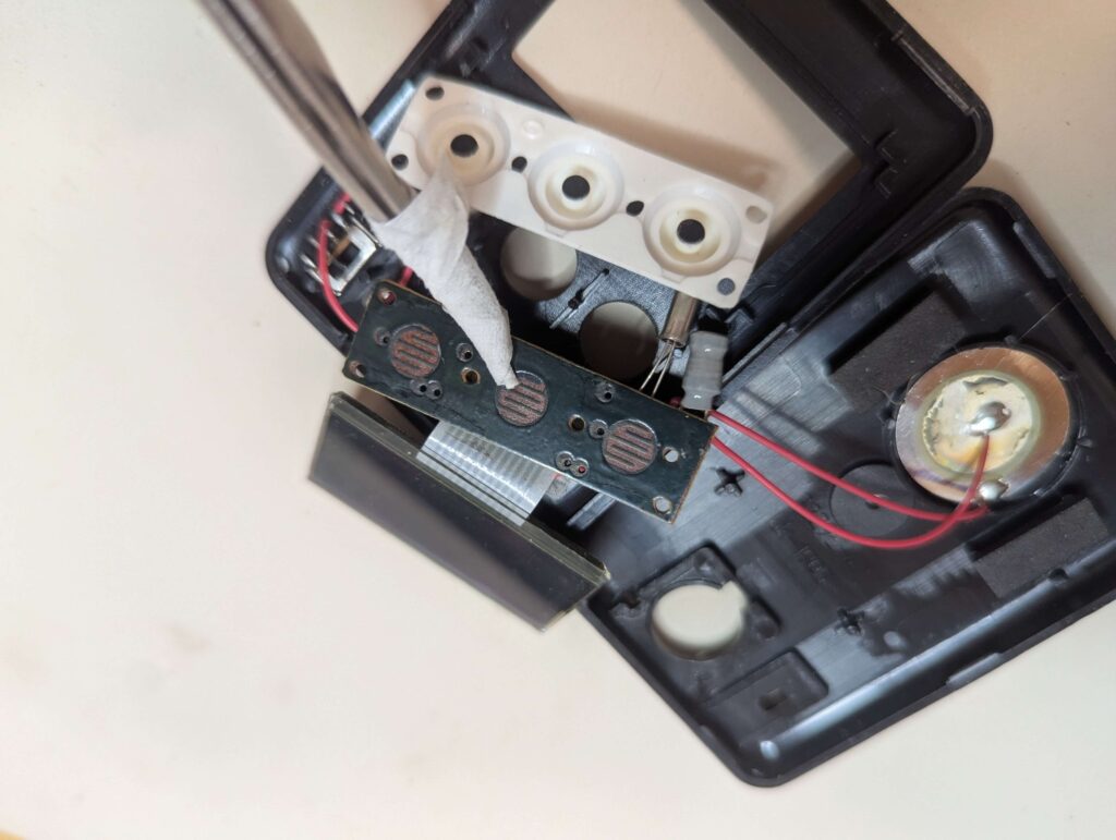 IPA（イソプロピルアルコール）で清掃しきれいになったボタン接点