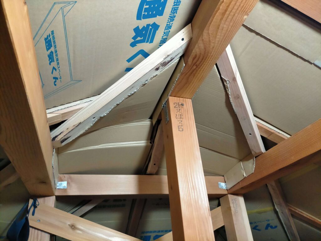 隅木と棟木接続部の自作通気くんを固定完了