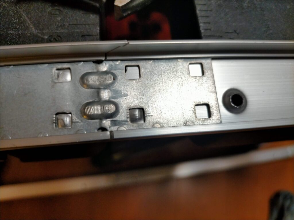 アルミ天井点検口コーナージョイントカシメ前（右3つ）