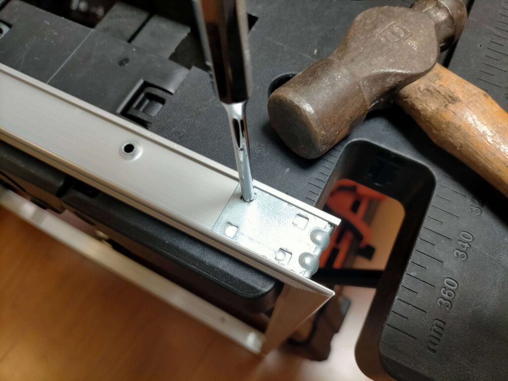 アルミ天井点検口コーナージョイントのカシメをポンチで解除