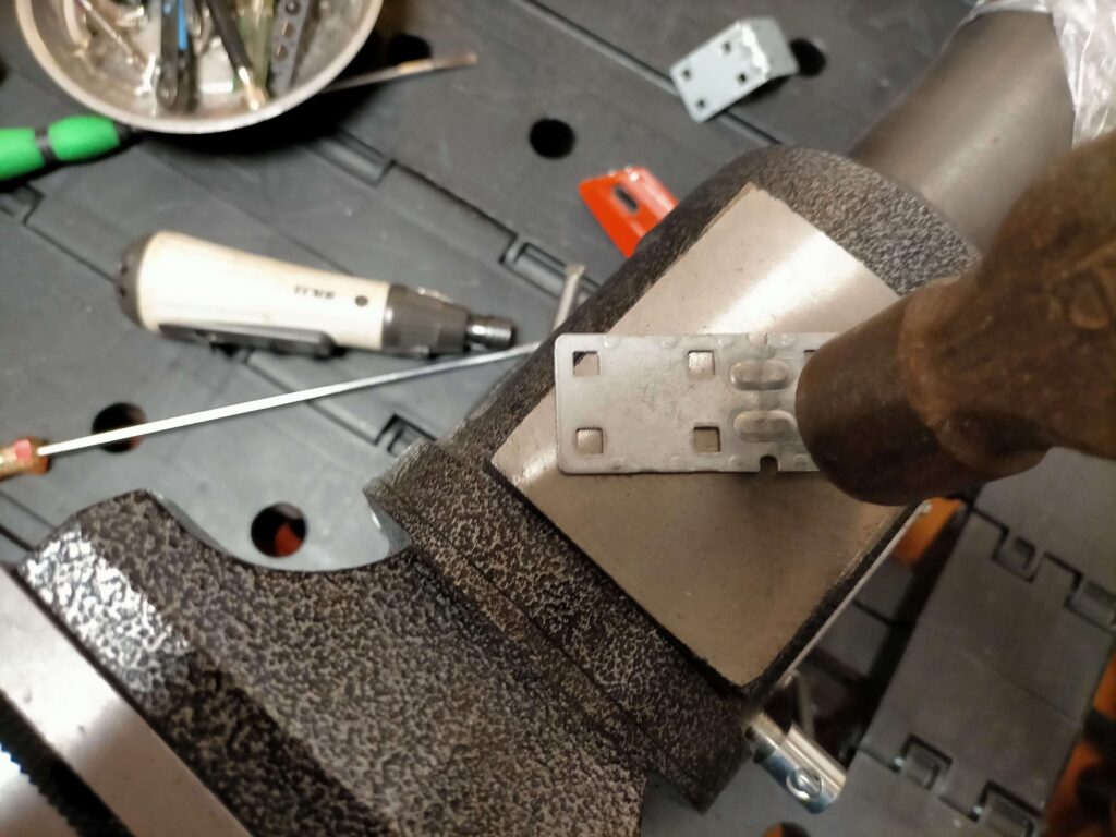 アルミ天井点検口コーナージョイントを叩いてストレート形状に加工