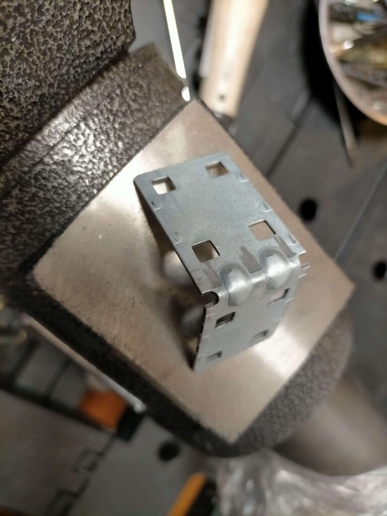 外したアルミ天井点検口のコーナージョイント