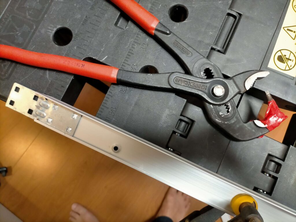 アルミ天井点検口コーナージョイントカシメ用の自作工具（プライヤー＋四角ビット）