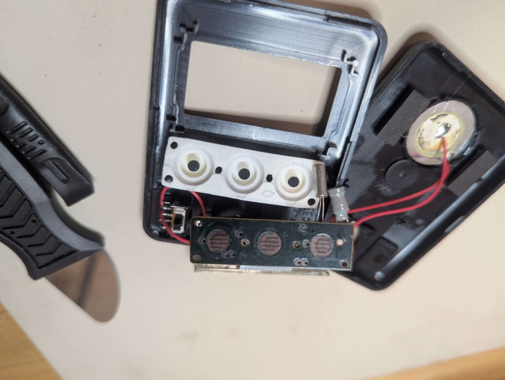 接触不良の原因となっている汚れたボタンの導電ゴム接点（清掃前）