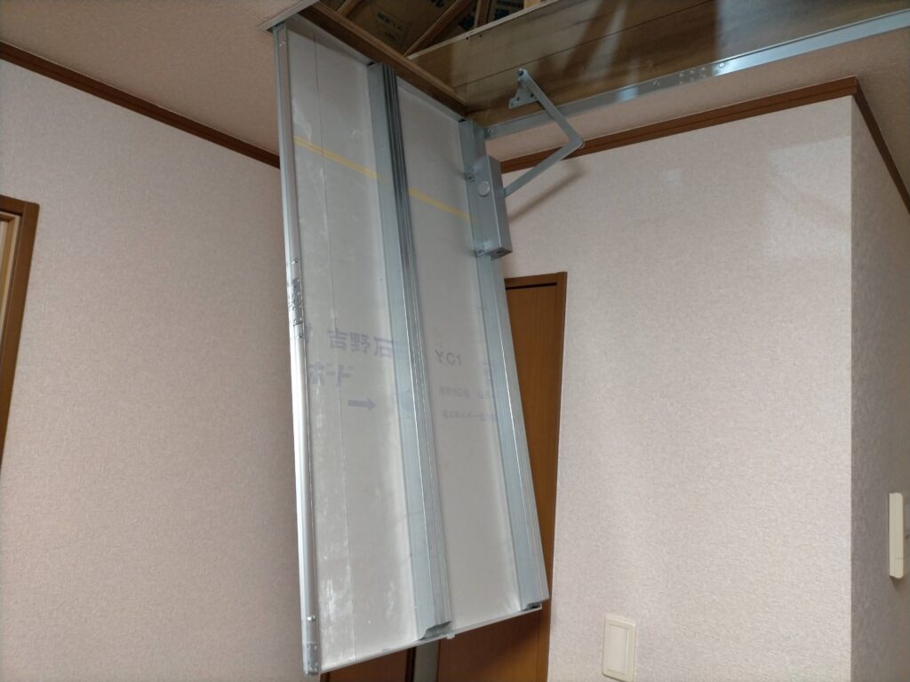 開口扉にドアクローザー取り付け後（ゆっくり開閉・ヒンジ代わり）