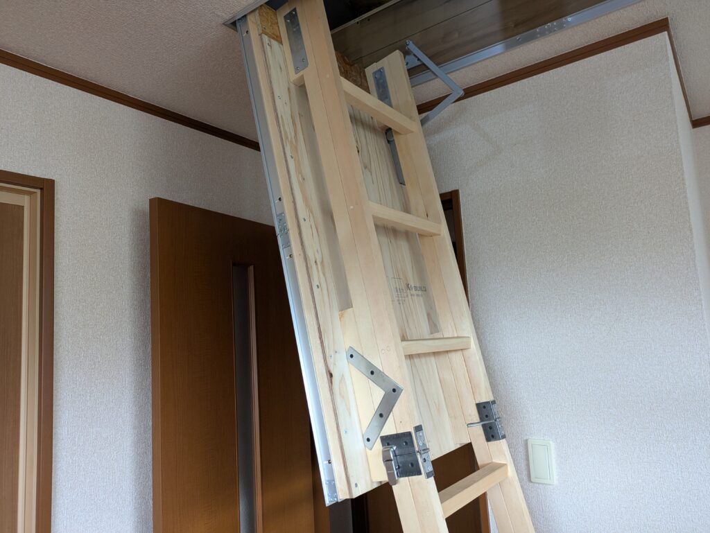 扉とはしごを隅金とプレートで固定（30×40垂木でつま先スペース確保）