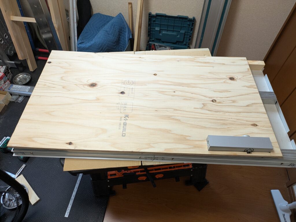 扉に合板を貼り付ける作業