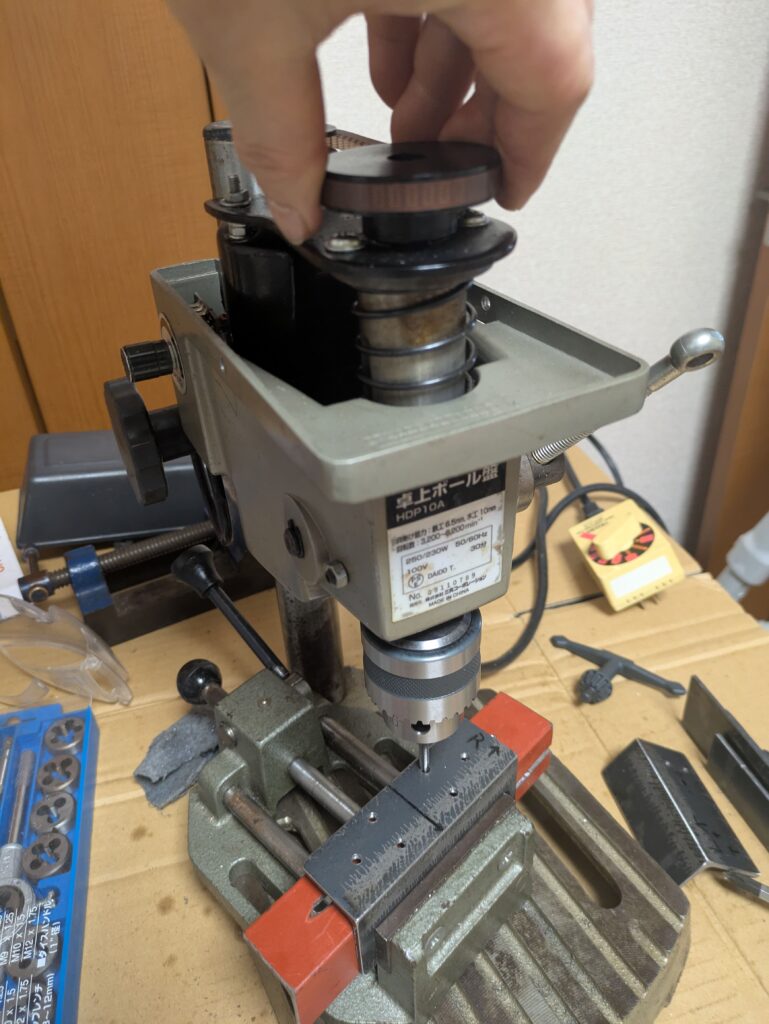 ボール盤を使用したタップかけ作業（アングル3×40×40のネジ穴加工）