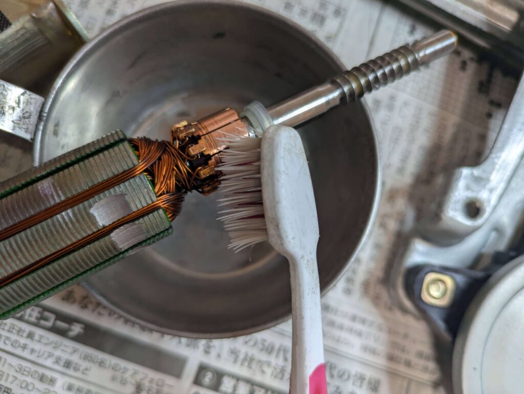 E25レギュレーターモーターの整流子をIPA（アルコール）で洗浄する作業