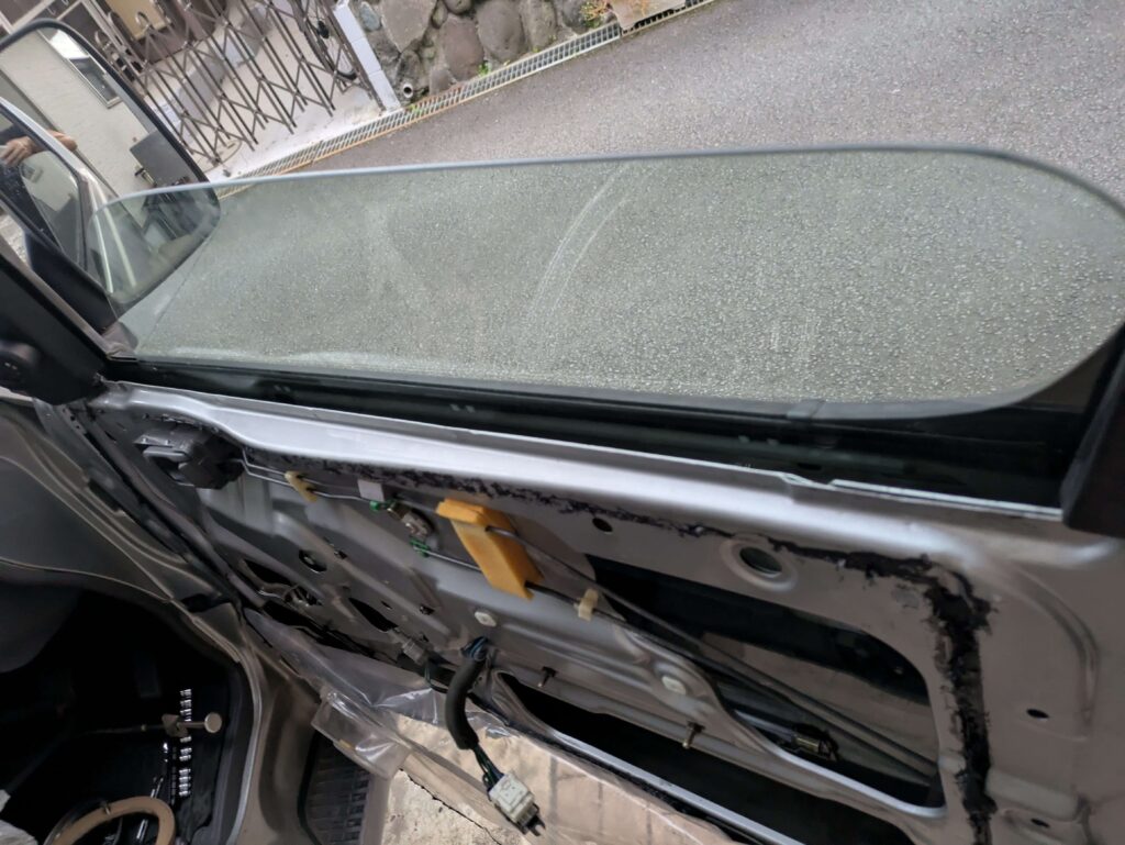 E25キャラバンのドアガラス取付ボルト（10mm）を外す時のガラス位置