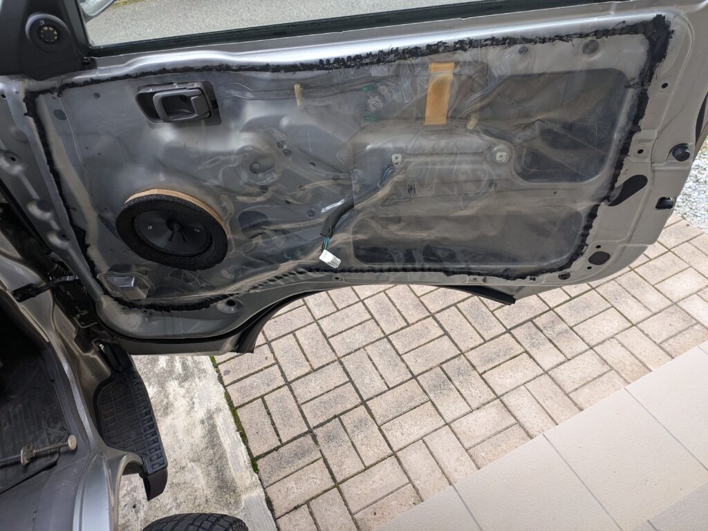 E25キャラバンのドア内部のシーリングスクリーン（ブチルゴムで接着）