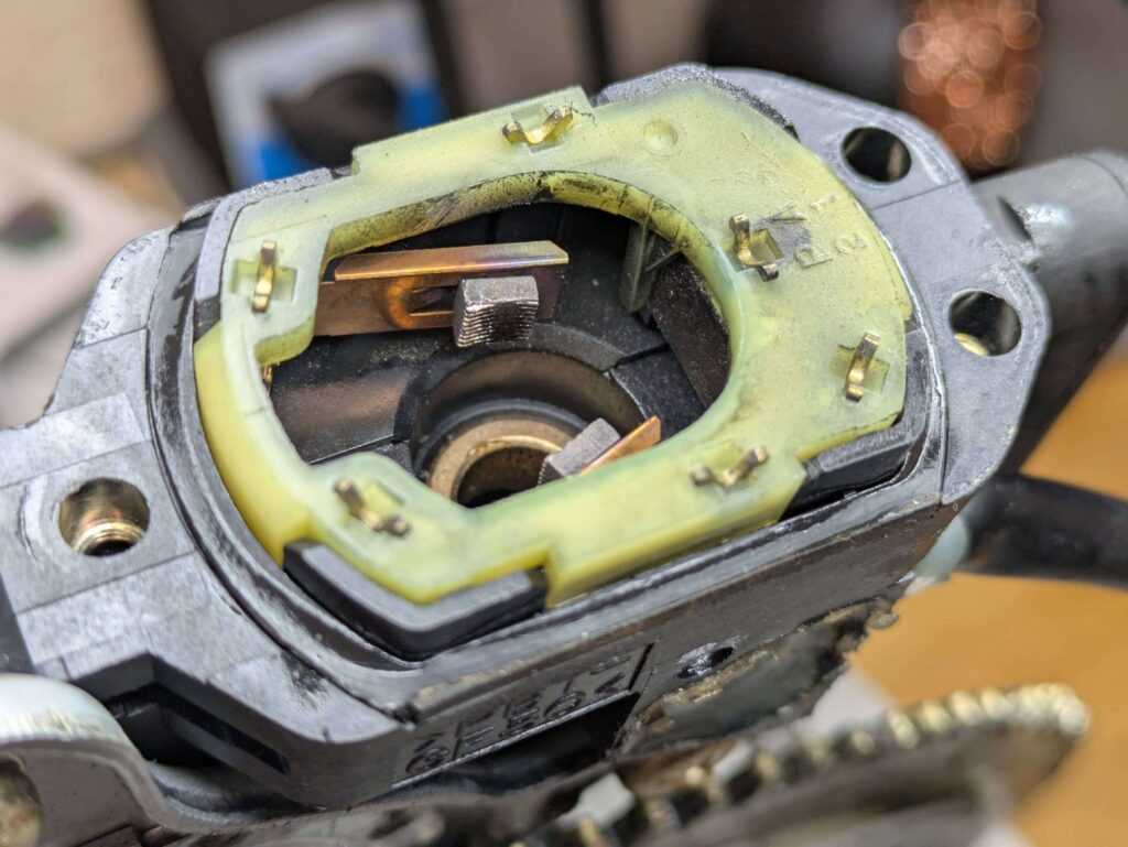 E25レギュレーターモーターのブラシ研磨前（カーボン汚れと溝がある）