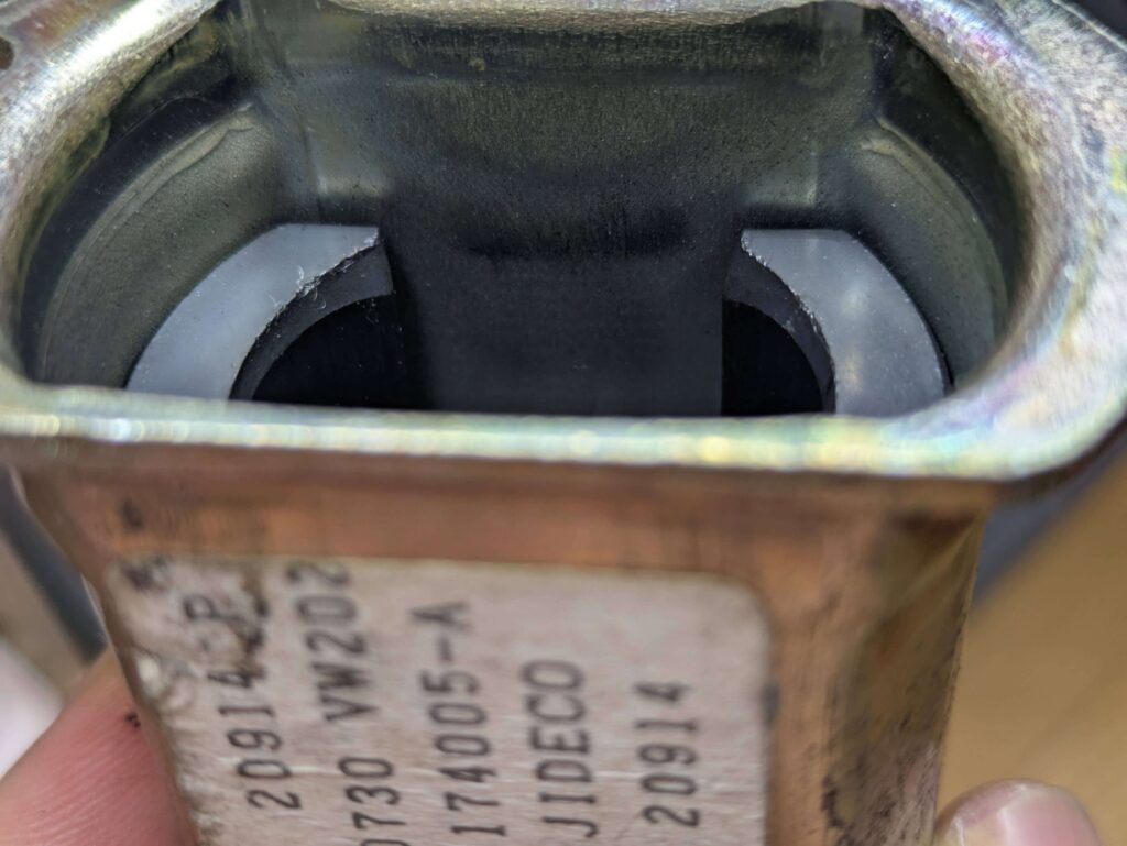 E25レギュレーターモーターケース内の磁石（ローターと擦れた削れ跡）