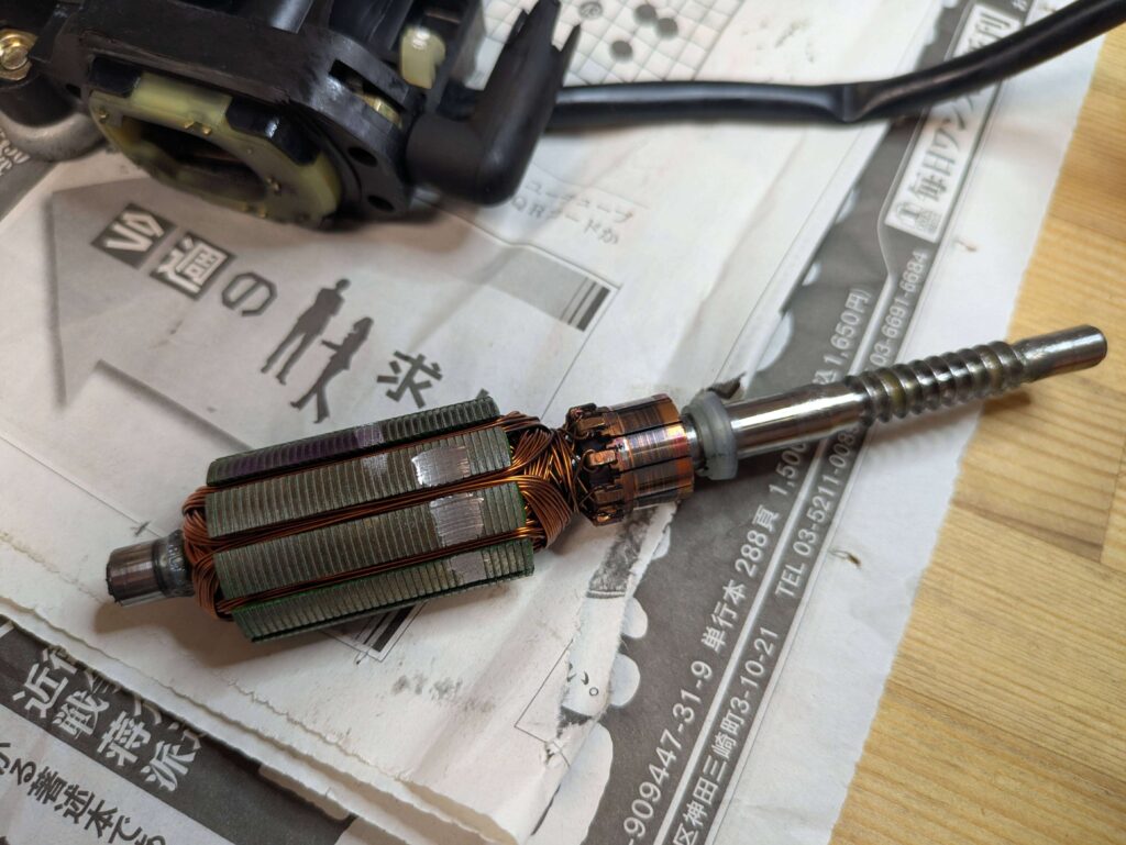 E25レギュレーターモーターのローター（整流子が汚れて黒ずんでいる状態）