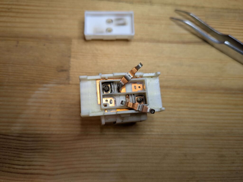 E25キャラバンの汚れたパワーウィンドウスイッチ接点（接触不良の原因）