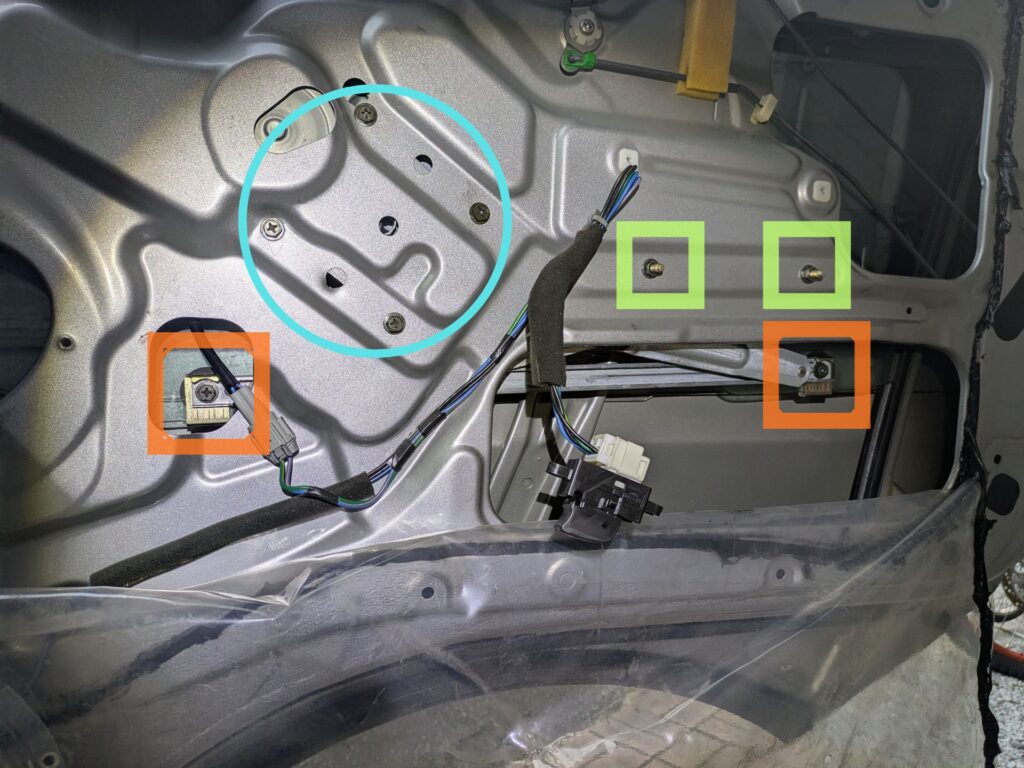 E25キャラバンのレギュレーター取付ボルト位置図（青囲み4本・緑囲み2個）