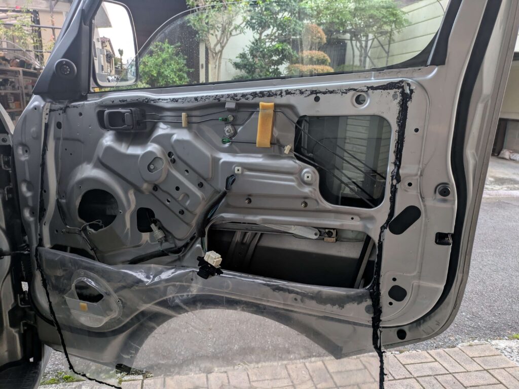 E25キャラバンのシーリングスクリーン（防水シート）を剥がす作業