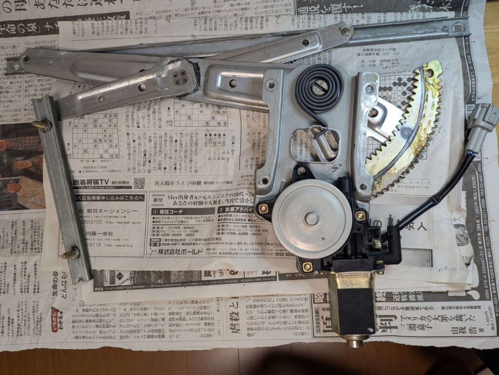 E25キャラバンから取り外したパワーウィンドウレギュレーターアッセンブリ全体