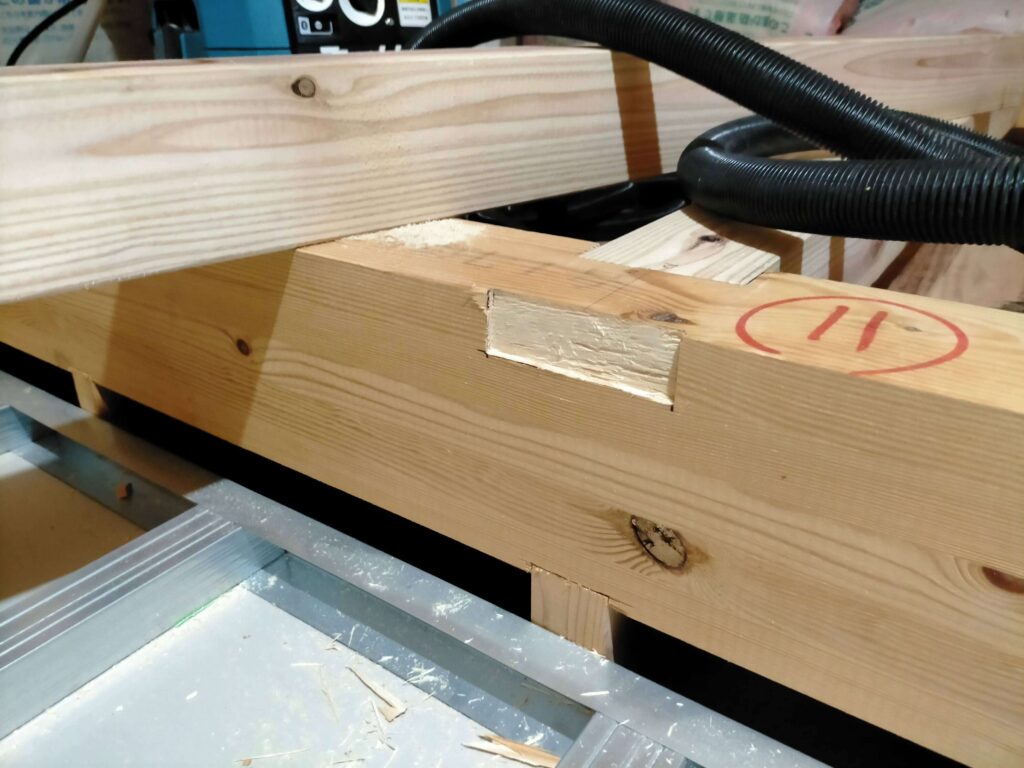 東側大引き取り付け用の梁がらみに彫ったほぞ