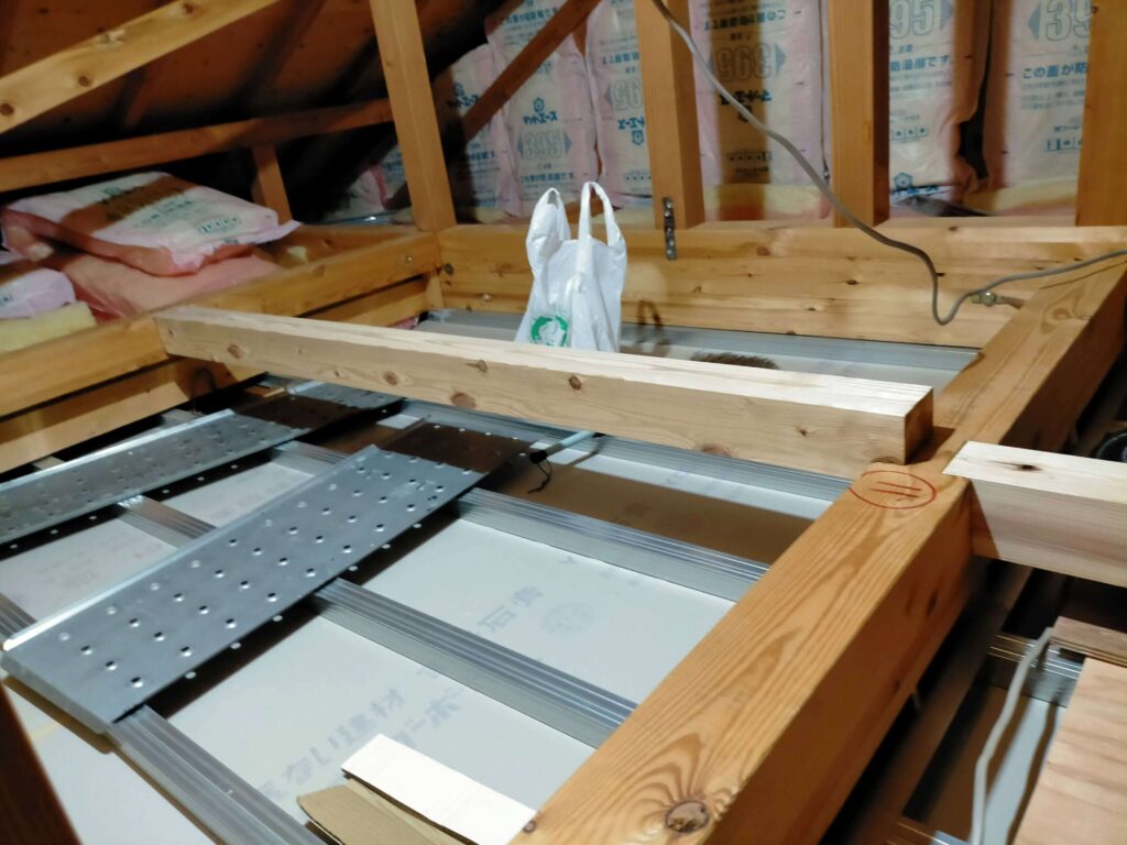 東側大引きの取り付け完了