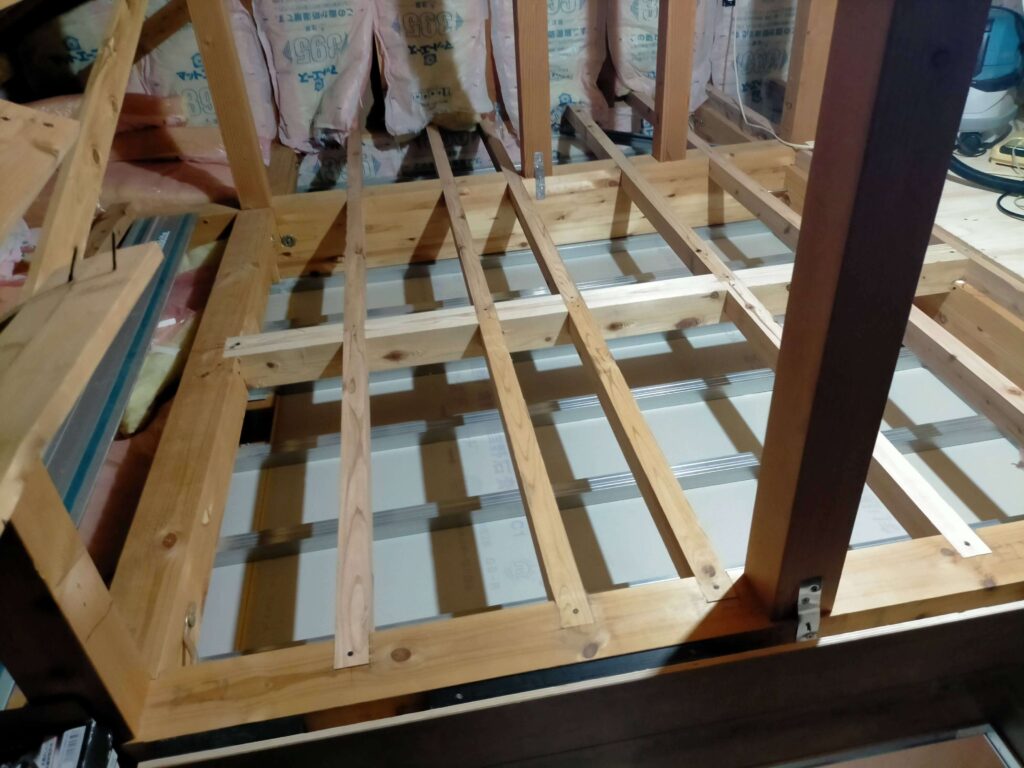 東側大引きのほぞに根太を入れる作業完了