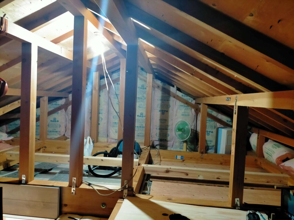 東西両側の大引き取り付け完了（900mmピッチで構造強化）