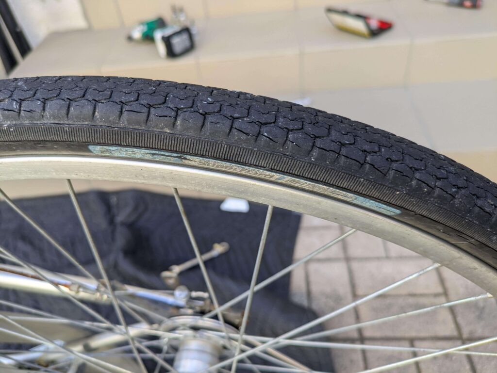 9年間使用した電動自転車の後タイヤ（ひび割れ・劣化が目立つ状態）