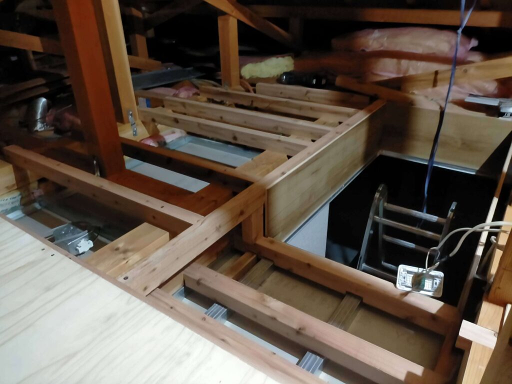 出入口付近の根太取り付け完了