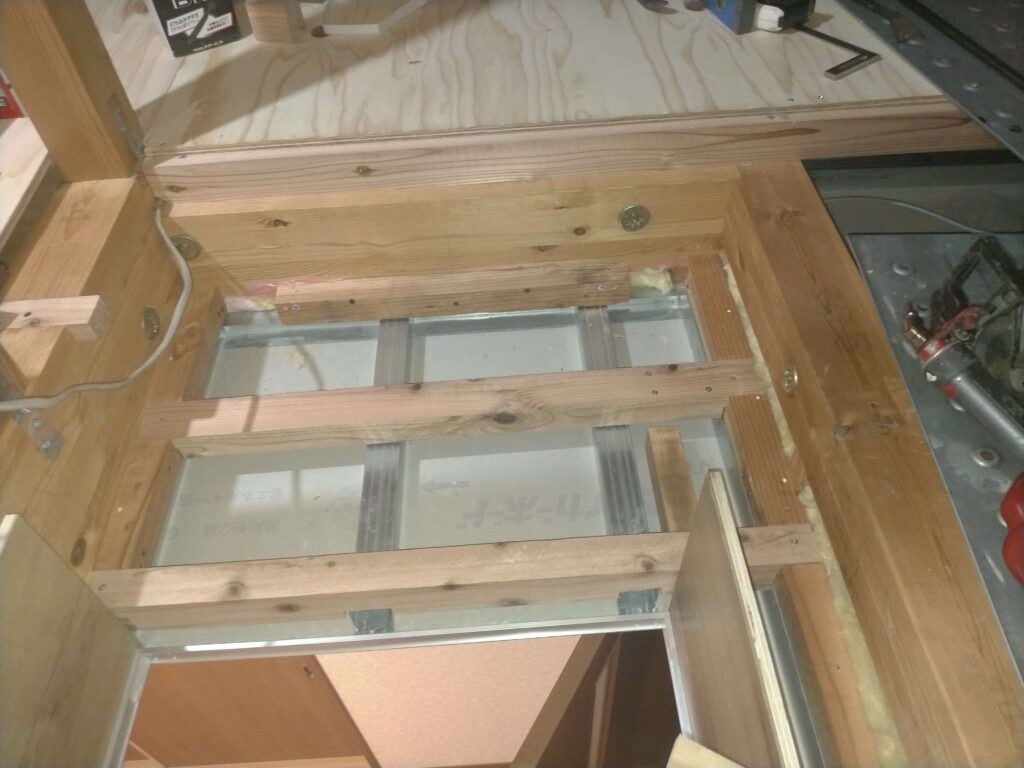 出入口ステップ床用の根太取り付け（別角度）