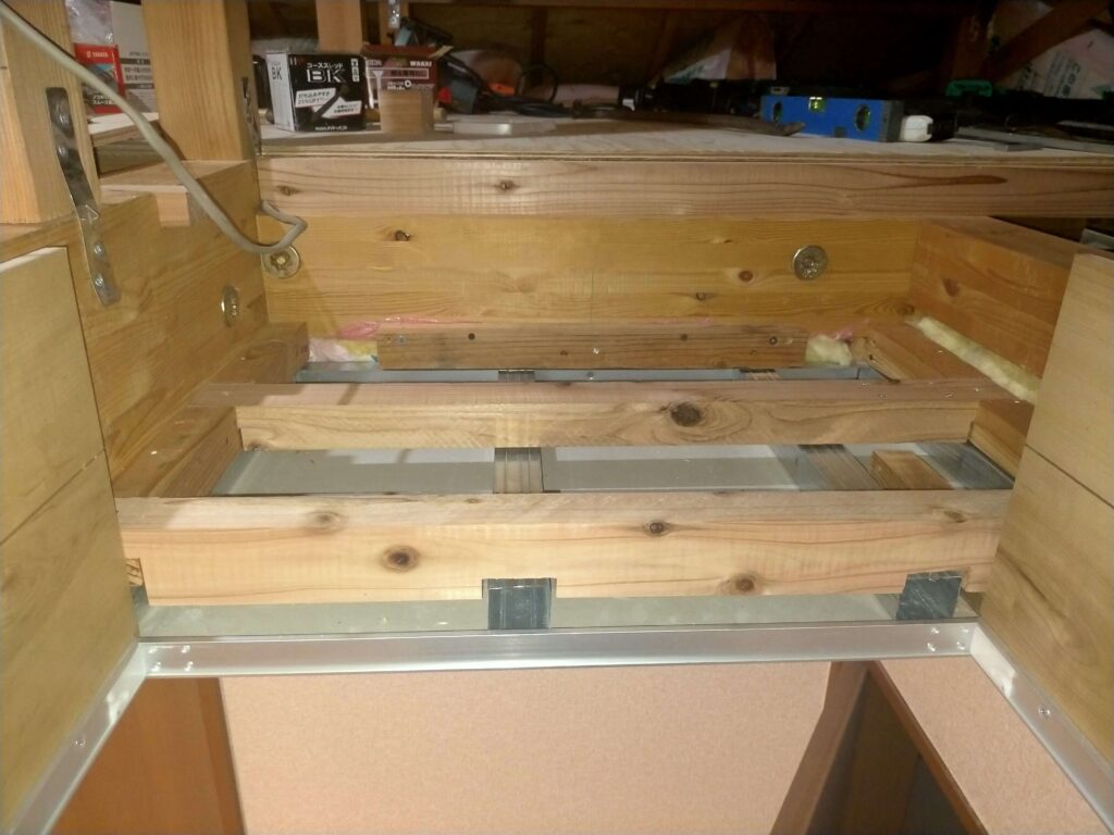 出入口ステップ床用の根太を取り付け