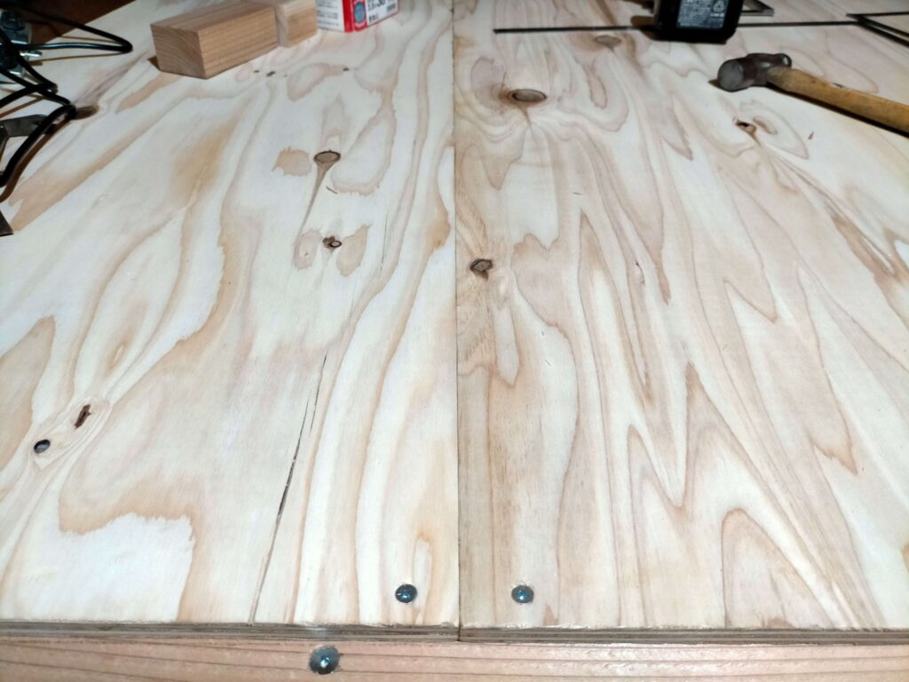 構造用合板を根太にビスで固定する作業